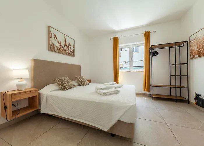 B88 - Mendonca Street דירה