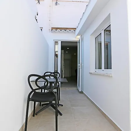 B88 - Mendonca Street
